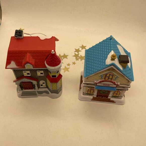 NWT Set of 2 Cobblestone Corners Plastic Christmas Winter Village Pieces - Picture 4 of 10
